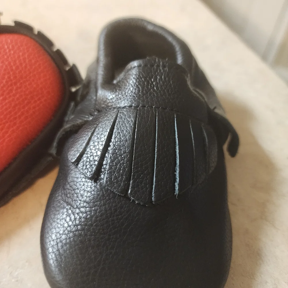 Infant moccasins with red bottom
